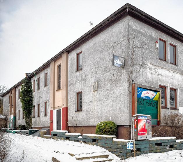 Auch diese Immobilien könnten in den kommenden Jahren verkauft werden: die Jägerhütte (o. l.), der Sitz des Vereins Ohne Barrieren (o. r.), die alte Orchesterprobebühne (u. l.) und der ehemalige Studentenclub Meli. Foto: Georg Scharnweber Auch diese Immobilien könnten in den kommenden Jahren verkauft werden: die Jägerhütte (o. l.), der Sitz des Vereins Ohne Barrieren (o. r.), die alte Orchesterprobebühne (u. l.) und der ehemalige Studentenclub Meli. Foto: Georg Scharnweber