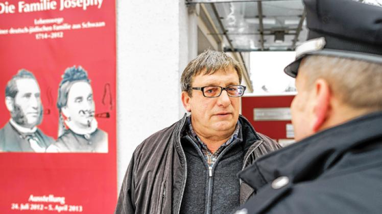 Anzeige gegen Unbekannt: Frank Schröder schildert Polizeioberkommissar Jörg Krüger, was geschehen ist. Georg Scharnweber
