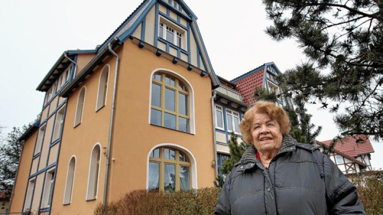 Ilse Fridrich steht vor ihrem ehemaligem Haus in Kühlungsborn, dass ihr als 33-Jährige bei der "Aktion Rose" weggenommen wurde. Bernd Wüstneck