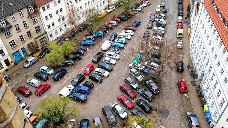 Der wilde Parkplatz am Wendländer Schilde ist einer der wenigen Orte, an denen Autos in der Innenstadt noch ohne zu bezahlen abgestellt werden können. geos