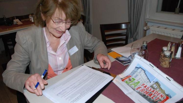 Unterzeichnete als eine der Ersten das Bürgerbegehren: Siegrid Kröger. Jetzt will sie noch möglichst viele Unterschriften sammeln. 