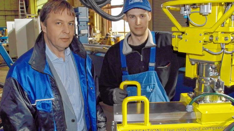Ihr neuester Coup: Thomas Weber (l.), Geschäftsführer von Inno Pro Design,  und Industriemechaniker René Schuldt arbeiten an einem Profil-Manipulator für den Schiff- beziehungsweise Stahlbau. IMG