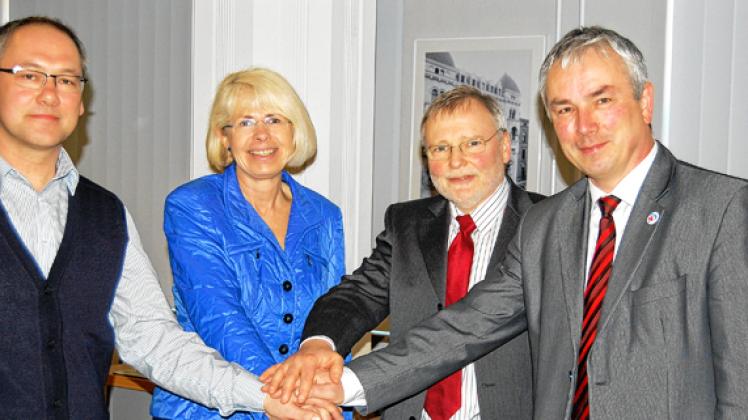 Der Chef des Landesbibliotheksverbandes, Wismars Bürgermeister Thomas Beyer (r.) startete mit Oberbürgermeisterin Angelika Gramkow, Ludwigslusts Bürgermeister Reinhard Mach (2.v.r.) und Parchims 2. Stadtrat Dirk Johannisson das Projekt.svz