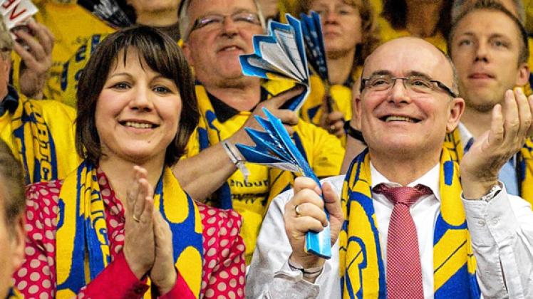 Edelfans: MV-Ministerpräsident Erwin Sellering (M.) und Gattin Britta (l.) sind Stammgäste bei SSC-Auftritten in Halle/Westfalen. Conny Kurth