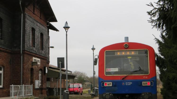Der Bahnverkehr zwischen Putlitz und Pritzwalk wurde nicht eingestellt. Rund 1700 Protest-Unterschriften und jährlich 10 000 Euro aus dem Putlitzer Haushalt führten zu einer Einigung mit dem Landkreis. Petra Ferch