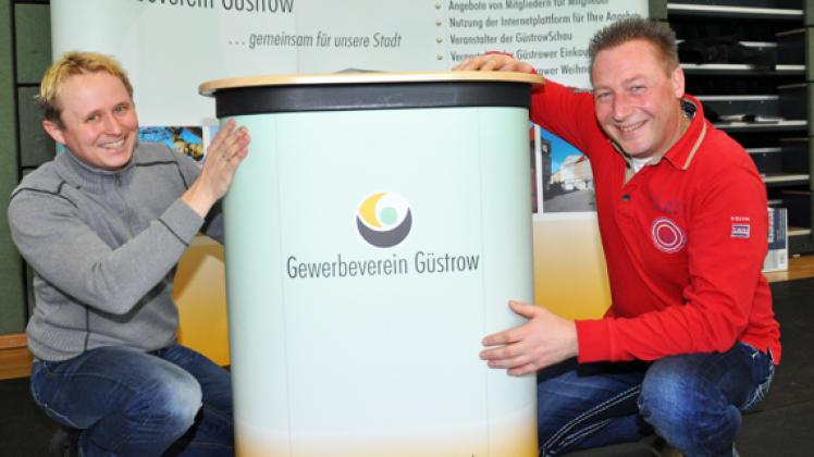 Tom Zielke (l.) und Ralf Seemann vom Gewerbeverein Güstrow bauten gestern ihren  Messestand auf. Jens Griesbach