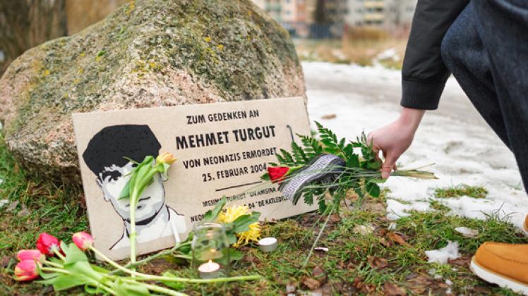 Am Ort des Mordes an Mehmet Turgut legen Rostocker Blumen nieder.Georg Scharnweber