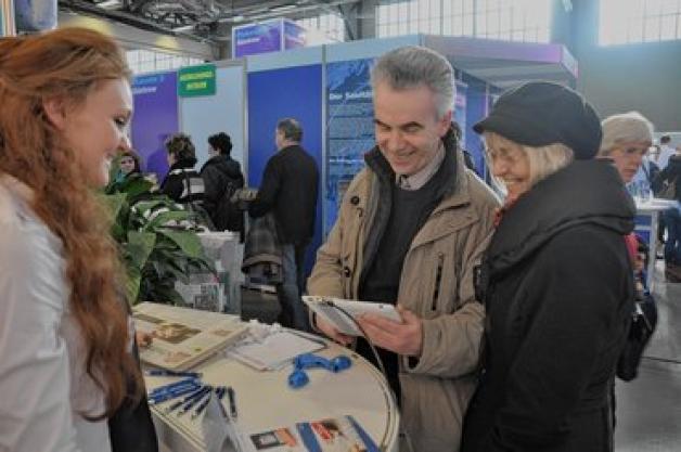 Am Stand der Schweriner Volkszeitung informierten sich Klaus und Helga Krischnick. Auszubildende Liesa-Marie Krüger verschenkte auch Zeitungen und Kugelschreiber und beantwortete Fragen zur Ausbildung im "medienhaus:nord". Am Stand der Schweriner Volkszeitung informierten sich Klaus und Helga Krischnick. Auszubildende Liesa-Marie Krüger verschenkte auch Zeitungen und Kugelschreiber und beantwortete Fragen zur Ausbildung im "medienhaus:nord".
