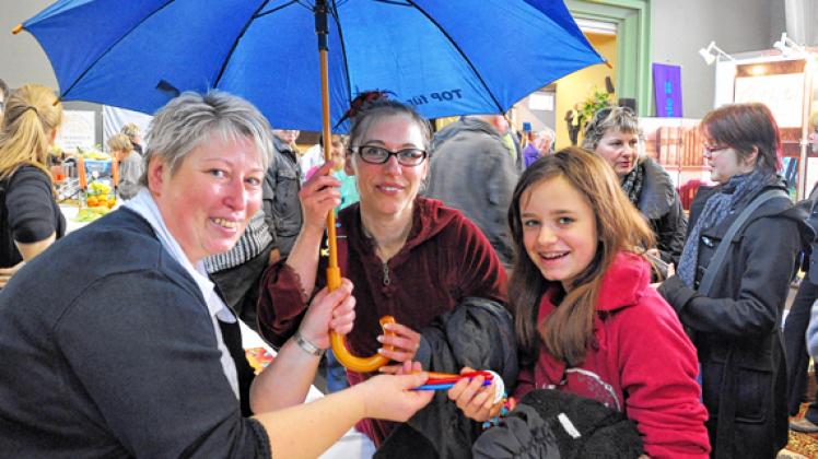 Anke Schade, Mitglied im Vorstand des  Gewerbevereins, konnte viele Besucher  am Tombola-Stand beglücken. Karen Larisch ( M.) und ihre Tochter Johanna Marie (r.) hatten Losglück. Es gab einen Regenschirm und Kugelschreiben.