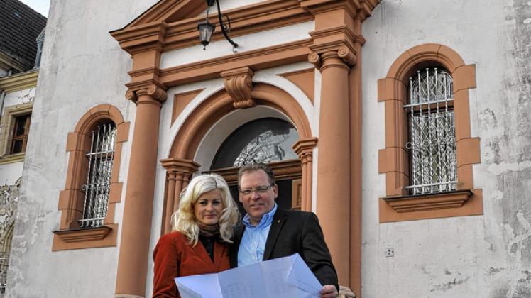 Haben mit ihrem Schloss viel vor: Seit gestern sind Sandra und Volker Oelschläger offiziell die Besitzer des Groß Lüsewitzer Schlosses. Claudia Labude-Gericke