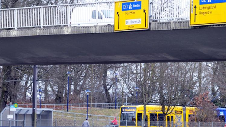 Umwege: Ein Wegfall der Stadionbrücke würde lange Wege für Straßenbahn-Nutzer und mehrere Kilometer längere Strecken für Autofahrer sorgen. Reinhard Klawitter