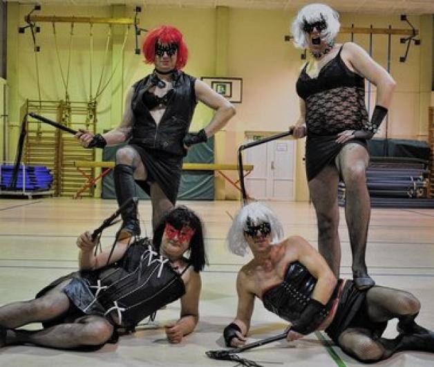 Sie knallen heute Abend beim Grand Prix de Eurovision de la Männerballett mit den Peitschen: DirkFreitag, Karsten Thiele (hintere Reihe v.l.n.r.), Jürgen Mundzeck und Helmut Wilke (vorne rechts) vom Eichsener Carneval Club. Michael Schmidt Sie knallen heute Abend beim Grand Prix de Eurovision de la Männerballett mit den Peitschen: DirkFreitag, Karsten Thiele (hintere Reihe v.l.n.r.), Jürgen Mundzeck und Helmut Wilke (vorne rechts) vom Eichsener Carneval Club. Michael Schmidt