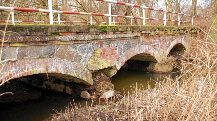 Die Brücke über die Dömnitz zwischen Wolfshagen und Helle. Teile des Ziegelgewölbes sind ausgebrochen. Das Bauwerk soll jetzt teilsaniert werden. Thomas Bein (2)