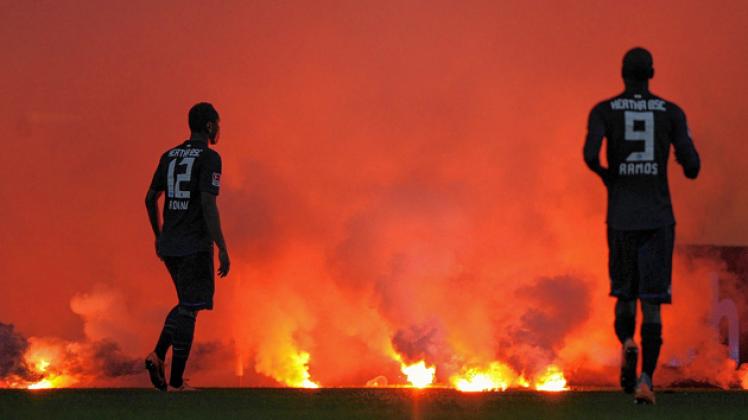   Berliner Fans   brannten beim   Relegationsspiel  Fortuna Düsseldorf gegen  Hertha BSC    im vergangenen Mai Bengalos mitten auf dem Spielfeld ab. dpa