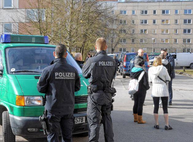 Ronny W. (M.) im Gespräch mit Beamten der Schweriner KriminalpolizeiReinhard Klawitter Ronny W. (M.) im Gespräch mit Beamten der Schweriner KriminalpolizeiReinhard Klawitter