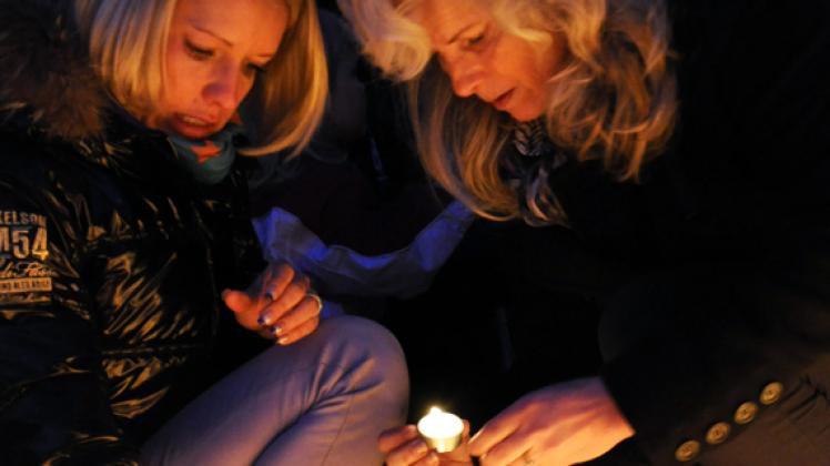 Fühlen mit: Luisa (l.) und Karin Lau zünden Kerzen an. joro