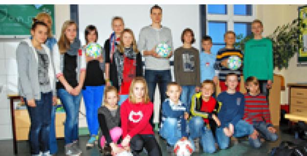 Beim gemeinsamen Kick mit den Schülern konnten die Kinder nur Staunen. Fotos: Robert Grabowski Beim gemeinsamen Kick mit den Schülern konnten die Kinder nur Staunen. Fotos: Robert Grabowski