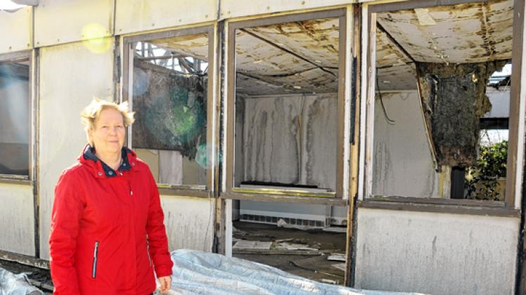 Irmhild Finck ärgert sich über die Asbest-Pakete ebenso wie über den Anblick der teilweise abgerissenen Baracke. Regina Mai