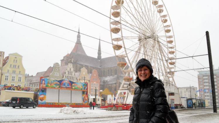Einen echten Schausteller schockt auch das Wetter nicht, ist sich Marlies Urbigkeit vom Schaustellerverband MV sicher. Das größte Schaugeschäft, das Riesenrad, steht schon seit Sonnabend. Der Ostermarkt kann kommen, ob mit Sonne oder Schnee. nicp