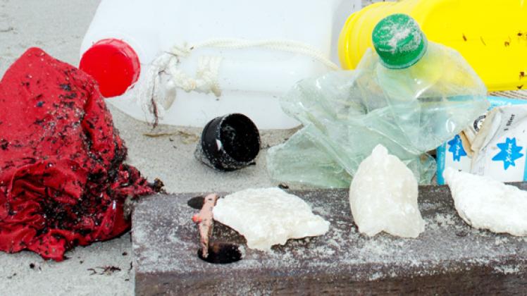 Gesammelter Strandmüll am Ostseestrand zwischen Juliusruh und Glowedpa