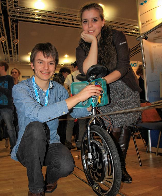 Nie wieder Gleichgewichtsstörungen: Elisabeth Bergfelder und Richard Kosub konstruieren ein elektronisches Einrad.