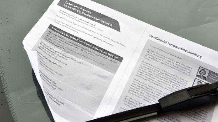 Werden in der Woche vor Ostern an Parkplätzen nahe der Autobahn 20 hinter die Autoscheiben geklemmt: die Pendlerbriefe der Arbeitsangentur und des Landkreises.Hans Taken