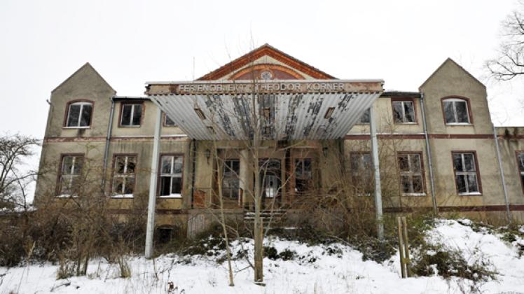 Das Vietlübber Gutshaus soll inklusive Nebengebäude am 12. April im Amtsgericht Grevesmühlen versteigert werden. Michael Schmidt
