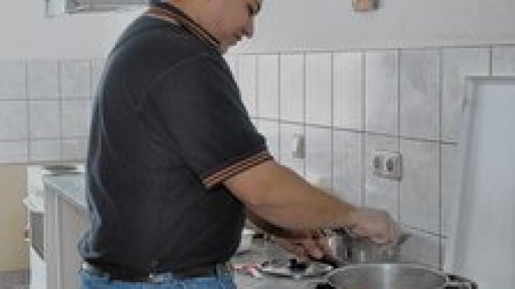 Carlos Mejia Villatoro aus Honduras kocht. Drei Herde und zwei Spülen hat eine Küche.