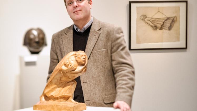 Gips, Bronze und Kohle: Dr. Steffen Stuth betont die Vielfalt der Materialien in Ernst Barlachs künstlerischem Schaffen. Die Ausstellung soll diese abbilden. Foto: Geos