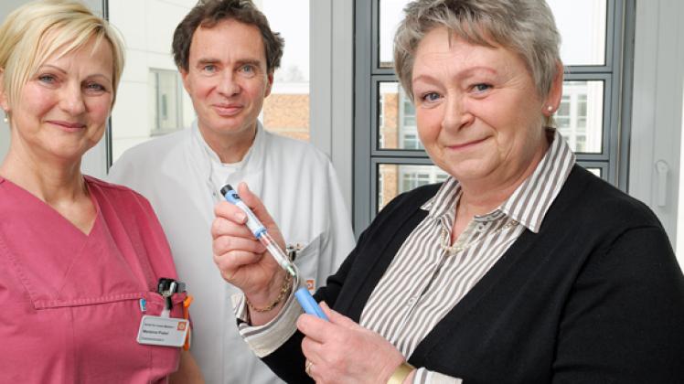Diabetes kann eine Chance zum bewussten Leben sein: Diabetesberaterin  Marianne Prabel und Oberarzt Dr. Volker Harder haben Patientin Ursula Kühn zu einem besseren Lebensgefühl verholfen.Georg Scharnweber