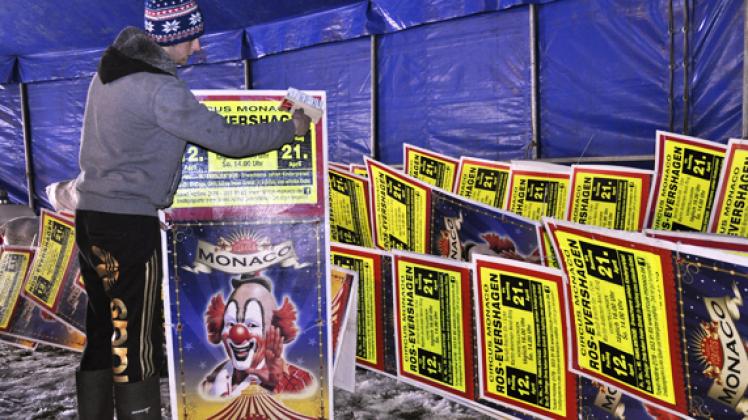 Nach der Vorstellung ist vor der nächsten: Ein Mitarbeiter des Zirkus Monaco klebt schon die Plakate für die nächsten Gastspiele. Doch vorher hat der Zirkus noch in Gadebusch am Sonnabend und Sonntag jeweils um 15 Uhr Vorstellungen.  Foto: Hans Taken