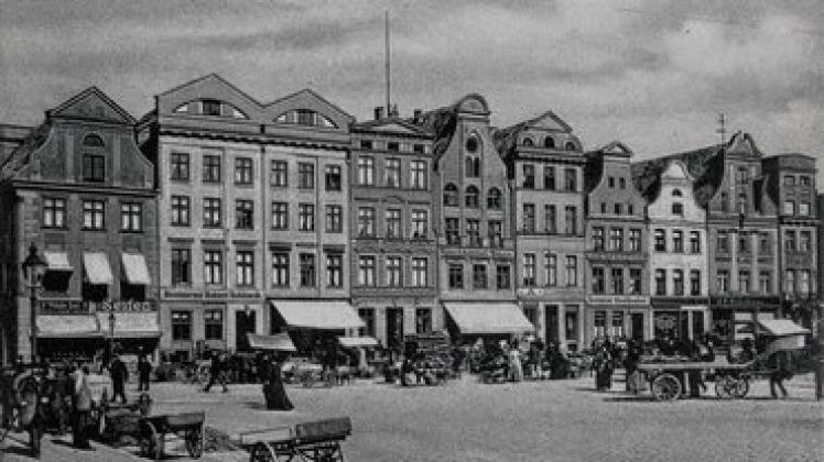 Bebauung vor dem Krieg: Auf historischen Aufnahmen sind die Giebelhäuser an der Nordseite des Neuen Marktes zu sehen. archiv gerhard weber