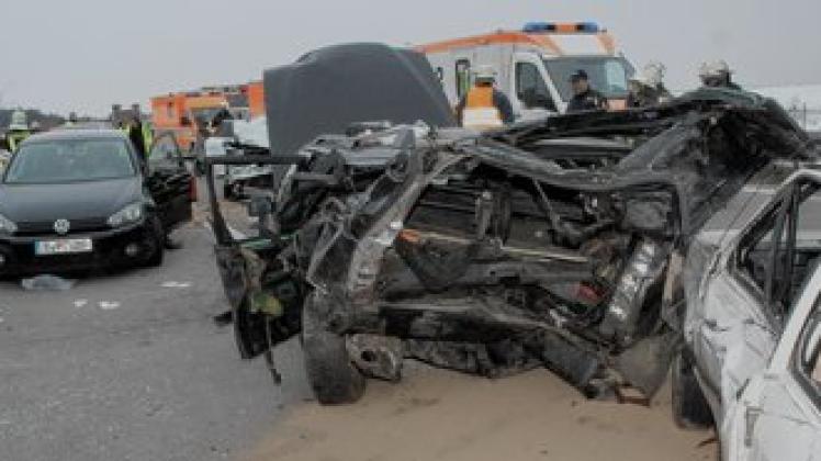 Erschreckende Bilder am Gründonnerstag: Acht Autos krachten bei Suckow auf der A 24 ineinander - sechs Verletzte, darunter zwei Kinder. michael-günther bölsche