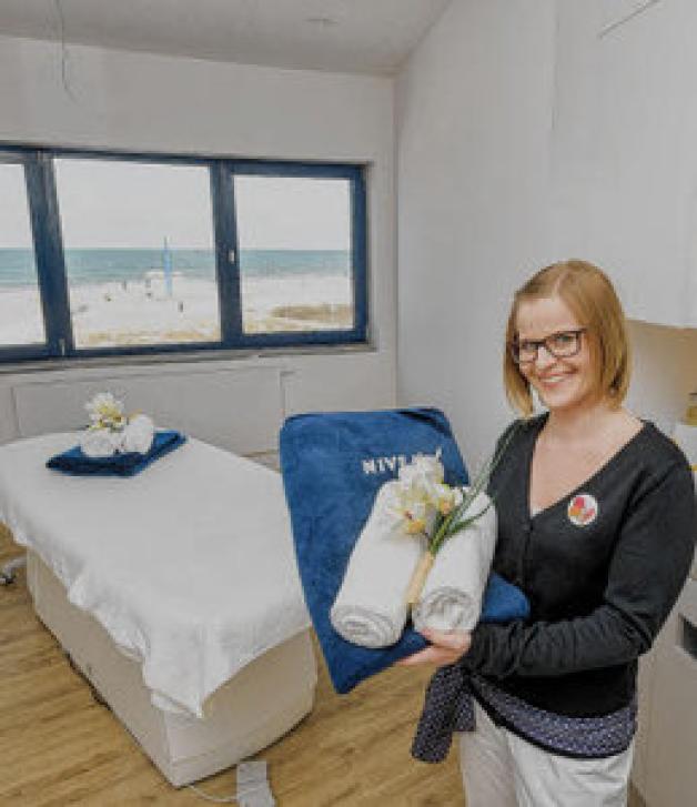 Wellness mit Meerblick: Anne Oeler (24) leitet das Team im Nivea-Haus neben dem ehemaligen Spaßbad Samoa. Wellness mit Meerblick: Anne Oeler (24) leitet das Team im Nivea-Haus neben dem ehemaligen Spaßbad Samoa.