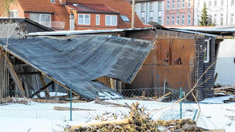 Bild der Verwüstung: Vandalen sind  auf der Schwaneninsel unterwegs und bringen ganze Vordächer zum Einsturz. Die Crux: Die meisten Schuppen müssen wegen der  Kartierung von Vögeln und Fledermäusen   noch lange  stehen bleiben. Fotos: Reinhard Klawitter