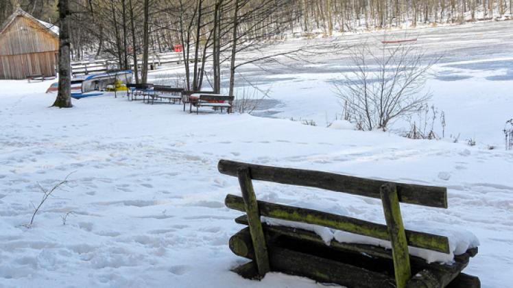 Schnee und Eis am Roten See in solchem Ausmaß, das auch Peter Krüger, Pächter von Blockhütte und Campingplatz, hier zu Ostern noch nicht kennt. Roswitha Spöhr