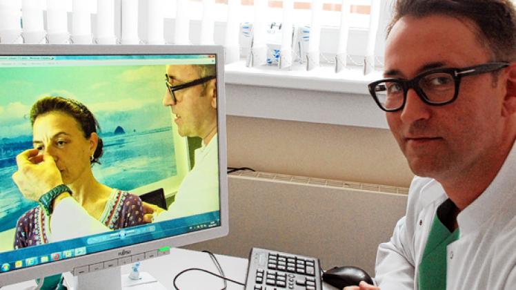 Der doppelter Doktor:  Christian Roessing an seinem Arbeitsplatz, während  eine Szene aus der RTL II Dokumentation läuft. Foto: Felix Alex