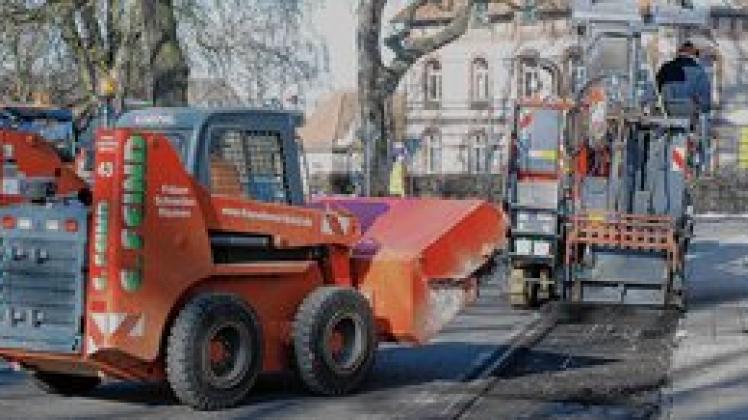Mit schlagkräftiger Technik rückten gestern Morgen Mitarbeiter der Parchimer Firma Straßen- und Wegebau Schwarz GmbH an, um Schlaglöchern den gar auszumachen. 