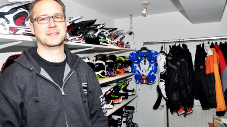 Carsten Steinberg hat  mit Artikeln für Motocrosser einen Internethandel aufgebaut. Motorradfreaks aus der Region kommen natürlich auch persönlich in den Verkaufsladen in der Schloßstraße 10 in Bützow. Ralf Badenschier