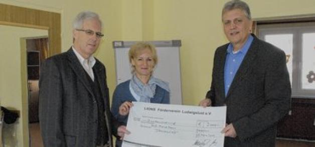 Der Präsident des Lions Clubs, Rainer Wellenbrock (r.), und Schatzmeister Hubert Maus, übergaben an Simone Förster gestern den Spendenscheck. 