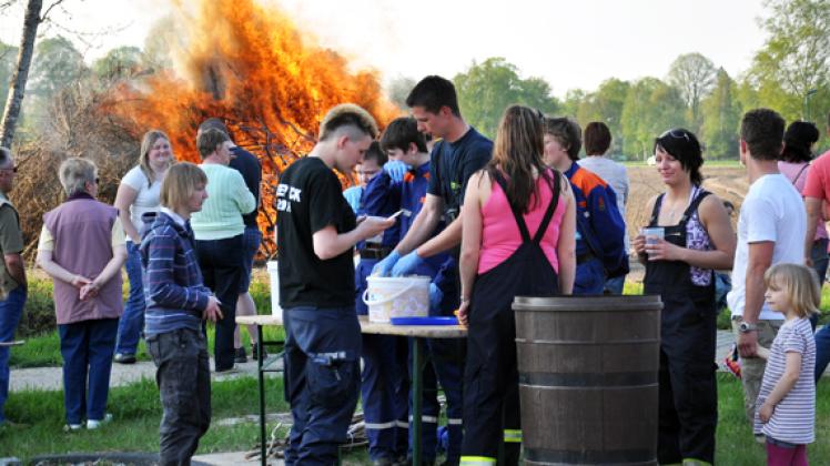 So sah es beim Osterfeuer 2011 aus, in diesem Jahr wird es keines geben. Archiv