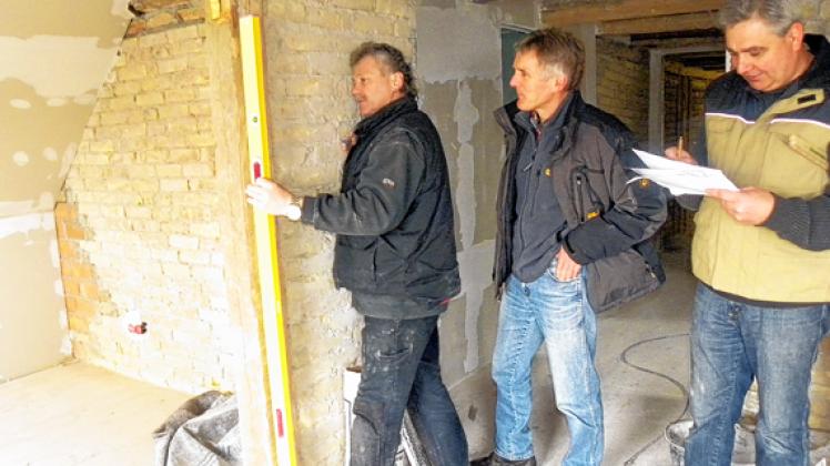 Altes Mauerwerk und neue Türen - damit das zusammen geht, stimmen sich  Handwerker und  Planer ab. Hier  Steffen Krüger von der Brüeler Tischlerei Krüger, Bauingenieur Willi Meyer und Roberto Trüb von der Tischerlei Krüger (v. l.). Roswitha Spöhr