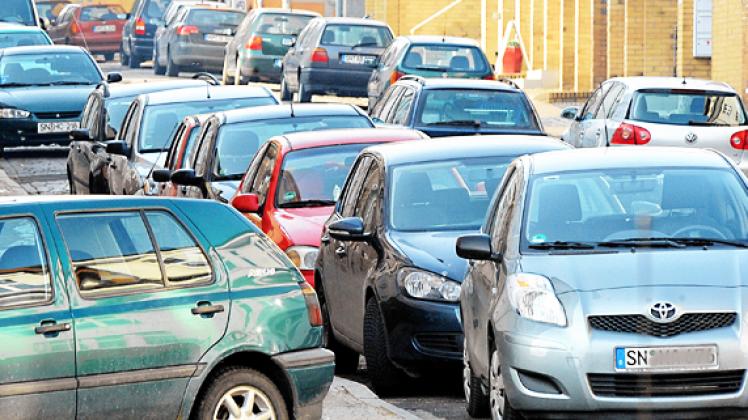 Tägliches Ärgernis für Autofahrer: In der Schliemann-Straße sind Parkplätze knapp.