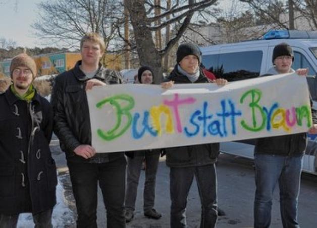 Die Güstrower SPD-Jusos zeigten am Waldweg besonders während der ersten Kundgebung der Rechten Flagge: Karl Lippert, Torben Globisch, Clemens Dahm und Julian da Cunha (v.l.). Die Güstrower SPD-Jusos zeigten am Waldweg besonders während der ersten Kundgebung der Rechten Flagge: Karl Lippert, Torben Globisch, Clemens Dahm und Julian da Cunha (v.l.).