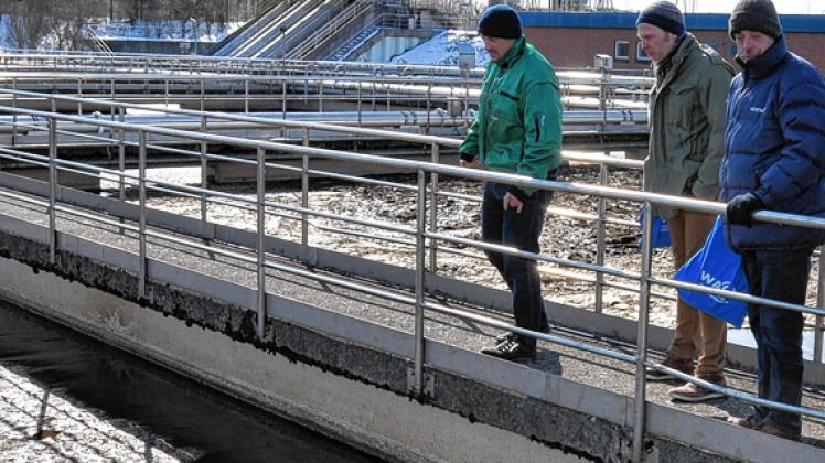 Blick in das Belebungsbecken: WAG-Mitarbeiter Mirko Jasper (l.) zeigt den Besuchern, wie dem Abwasser mit Hilfe von Sauerstoff die Stickstoffverbindungen entzogen wird. Mili