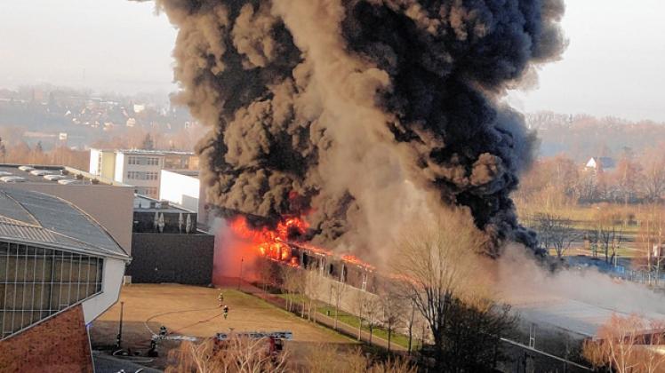Bis zum Dreesch war der Rauchpilz zu sehen: Ende März 2012 zerstörte ein Feuer die Laufhalle am Lambrechtsgrund. Ein 22-Jähriger soll den Brand gelegt haben. Archiv