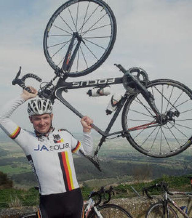 Stolz wie Oskar zeigte der Schweriner Bahnrad-Fahrer Daniel Rackwitz im Februar sein erst gut vier Monate altes Straßenrennrad im Trainingslager auf Mallorca - jetzt ist das teure Stück weg. privat