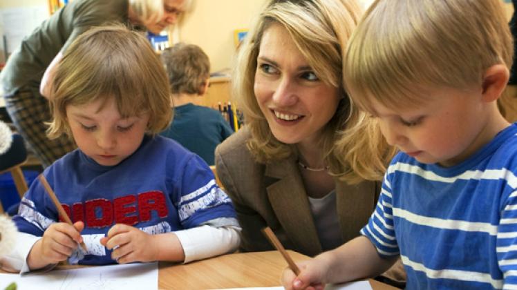 Manuela Schwesig zu Gast in der integrativen Kindertagesstätte  in Wismar. dpa