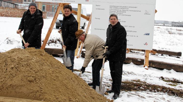 Symbolischer erster Spatenstich bei tiefstem Winterwetter. Barbara Haak
