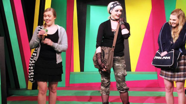Drei Mädchen auf dem Weg ins erwachsene Leben: Wendla (Anne Ebel), Ilse (Wiebke Rohloff) und Martha (Carolin Bauer) in "FrühlingsStürme" im Landestheater Parchim Bölsche
